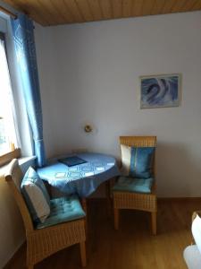 a room with a table and two chairs and a window at Meyerhof in Wittenweier