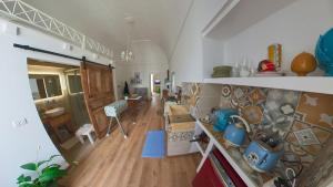 um quarto com uma cozinha e uma sala de estar em Le Casette em Martina Franca
