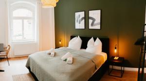 1 dormitorio con 1 cama grande y toallas. en Ferienwohnung Elbzauber für 6 l Parkplatz l Balkon, en Pirna