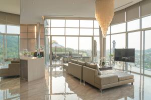 TV a/nebo společenská místnost v ubytování 360* Ultimate Penthouse Entire TOP FLOOR and RESORT with GREAT AMENITIES