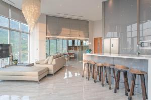 Kuchyň nebo kuchyňský kout v ubytování 360* Ultimate Penthouse Entire TOP FLOOR and RESORT with GREAT AMENITIES