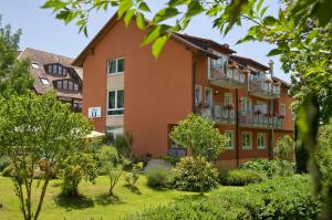 un edificio con un jardín delante en Thermen Appartements Gabriela, en Bad Krozingen
