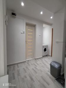 um quarto vazio com uma porta e um pequeno aparelho em Apartament in centrul istoric em Baia Mare