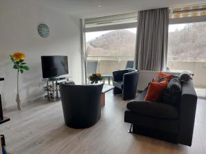 Et opholdsområde på Ferienwohnung Penthouse Wolke 16 mit Schwimmbad und Saunanutzung