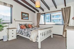 a bedroom with a white bed and a window at Prime Location Handy CBD& Restaurants in Christchurch