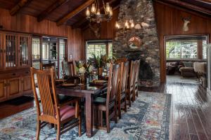 Un comedor con mesa y sillas de madera. en Rocktop Lodge, en Forestville