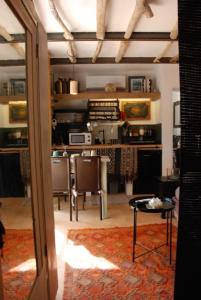 uma vista para uma sala de estar com uma mesa e cadeiras em Conibianchi Lamia&YurtArt House em Ceglie Messapica