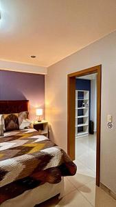 ケツァルテナンゴにある‘La Casa Roja’のベッドルーム1室(ベッド1台付)、バスルームへのドア