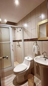 ケツァルテナンゴにある‘La Casa Roja’のバスルーム(トイレ、シャワー、シンク付)