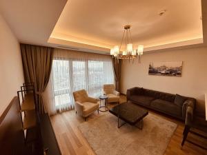 salon z kanapą i stołem w obiekcie Luxurious Residence in Istanbul w Stambule