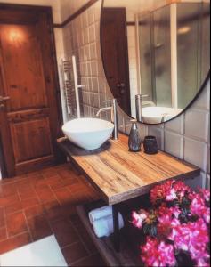 a bathroom with a bowl sink and a mirror at B&B Il Mulino in Osteria di Novoli