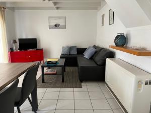 sala de estar con sofá y mesa en Zeebos 112, en Bredene