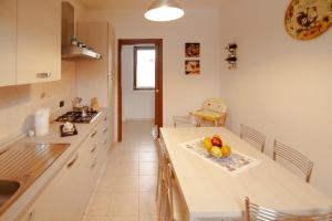 Кухня или кухненски бокс в La Finestra Sul Castello