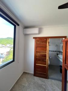 baño con lavabo y ventana en Residencia Vigonza, en Puerto López