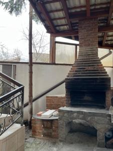 un camino in mattoni in un patio con una scala di Random House a Braşov