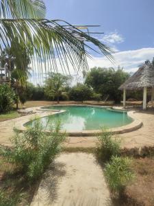 uma piscina no meio de um resort em Sagwe Riviera Diani, Kenya em Diani Beach