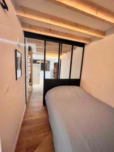 - une chambre avec un lit au milieu d'une pièce dans l'établissement "Lou Pataquet", à Marseille