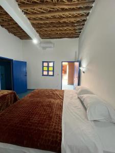 Postel nebo postele na pokoji v ubytování Hotel Riad Sahara Activity