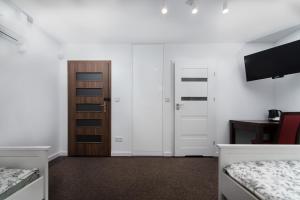 1 Schlafzimmer mit 2 Betten und einer Tür in der Unterkunft Hubertus in Wola Rzędzińska