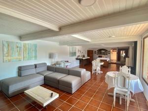 ein Wohnzimmer mit einem Sofa und einem Tisch in der Unterkunft Vinha da Quinta in Sintra