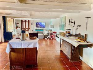 a kitchen and living room with a counter and a table at Vinha da Quinta in Sintra