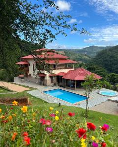 ein Haus mit einem Pool im Garten in der Unterkunft Casa de Campo Domingos Martins in Domingos Martins