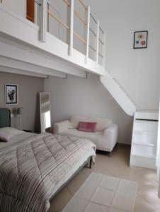 Habitación blanca con cama y sofá en Casa Cavour, en Livorno
