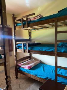 1 Schlafzimmer mit Etagenbetten in einem Schlafsaal in der Unterkunft Casa de Campo Domingos Martins in Domingos Martins