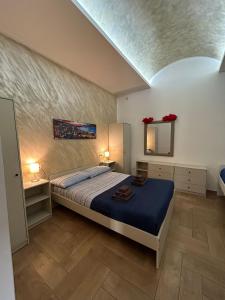 ein Schlafzimmer mit einem großen Bett und einem Spiegel in der Unterkunft Good Friends Home in Neapel