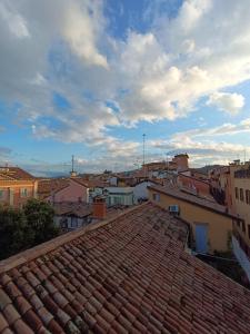 uma vista dos telhados de uma cidade em Casa Bonita, nel cuore di Bologna em Bolonha