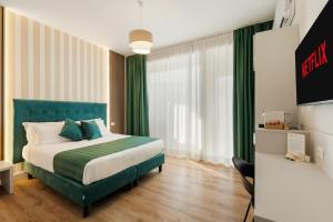 um quarto com uma cama com uma cabeceira verde em AlbaDea Deluxe em Roma