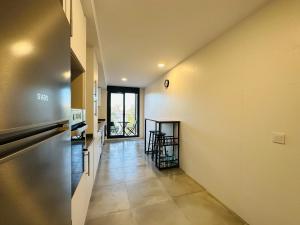 un pasillo que conduce a una cocina con encimera en Apartamento Luxury en Burriana, en Burriana