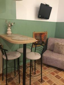 リヴィウにあるApartment near Armenian Cathedralのソファ、テレビ付きのテーブルと椅子