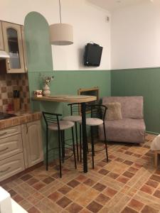 eine Küche mit einem Tisch, Stühlen und einem Sofa in der Unterkunft Apartment near Armenian Cathedral in Lwiw