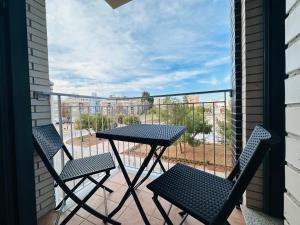 - Balcón con vistas, mesa y 2 sillas en Apartamento Luxury en Burriana, en Burriana