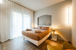 1 dormitorio con cama y ventana grande en Urban Cottage [Free Parking - Private Garden] en Bolonia