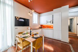 una cucina con tavolo da pranzo e sedie di Urban Cottage [Free Parking - Private Garden] a Bologna