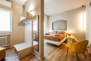 una camera con letto e specchio di Urban Cottage [Free Parking - Private Garden] a Bologna