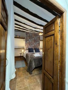 a bedroom with a bed in a room at Alojamiento La Escalera in Alhama de Granada