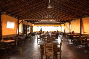 Um restaurante ou outro lugar para comer em Lonier Praia Inn Flats