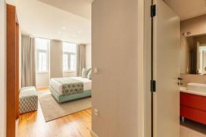 En eller flere senge i et værelse på Savvy Signature Apartments