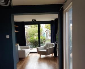 a living room with two chairs and a window at Modern 1-bed apartment, plus parking, near Oxford and the JR in Oxford