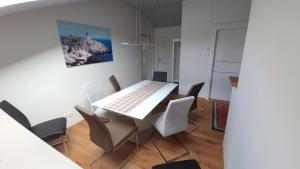 a dining room with a table and chairs at Apartment Niesenpoint in Albersdorf