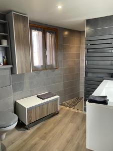 een badkamer met een bad, een toilet en een douche bij Chez Tony et Laurie in Montbrun-des-Corbières