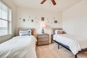 フラッグスタッフにあるFlagstaff Townhome with Patio 4 Mi to Downtown!のベッドルーム1室(ベッド2台、ナイトスタンド付)