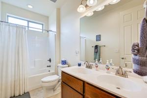 フラッグスタッフにあるFlagstaff Townhome with Patio 4 Mi to Downtown!の洗面台、トイレ、シャワー付きのバスルーム +20枚の写真