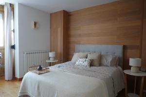 um quarto com uma cama grande e uma cabeceira em madeira em Vitoria-Gasteiz magnífica casa em Vitoria-Gasteiz