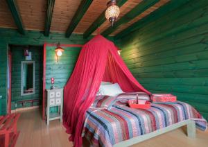 Säng eller sängar i ett rum på Colours' Chalet
