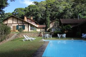 a house with a swimming pool in the yard at Casa do Fachoalto in Petrópolis
