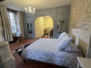 - une chambre avec un lit et un lustre dans l'établissement Le Château de la Mothe de Vicq, à Vicq